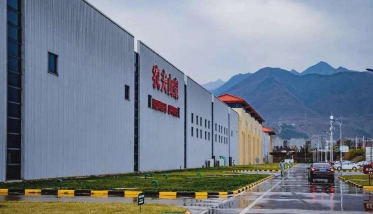 恒大冰泉与农夫山泉排名哪个更高,农夫山泉与恒大冰泉发生了什么