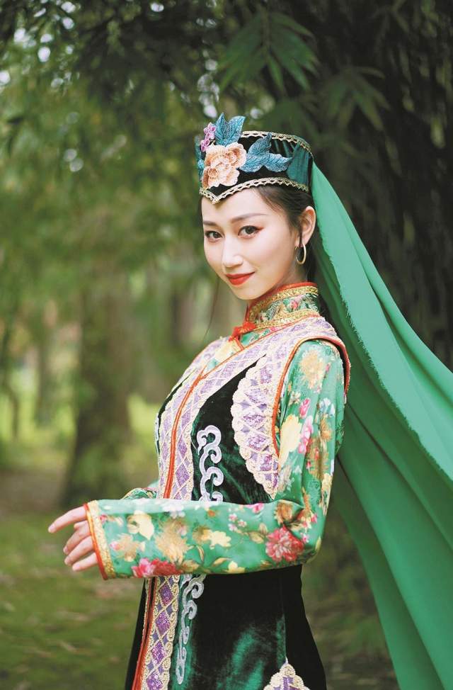 姑娘200多天拍摄56个民族服饰,95后姑娘拍56个民族服饰细节