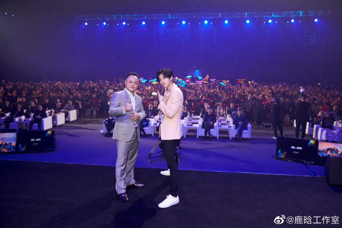 康佳总裁不玩壁咚玩比心，还请鹿晗当师傅？