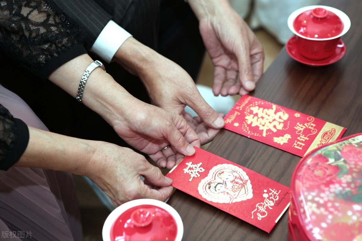 婚礼红包一般给多少,婚礼红包888好还是1000好