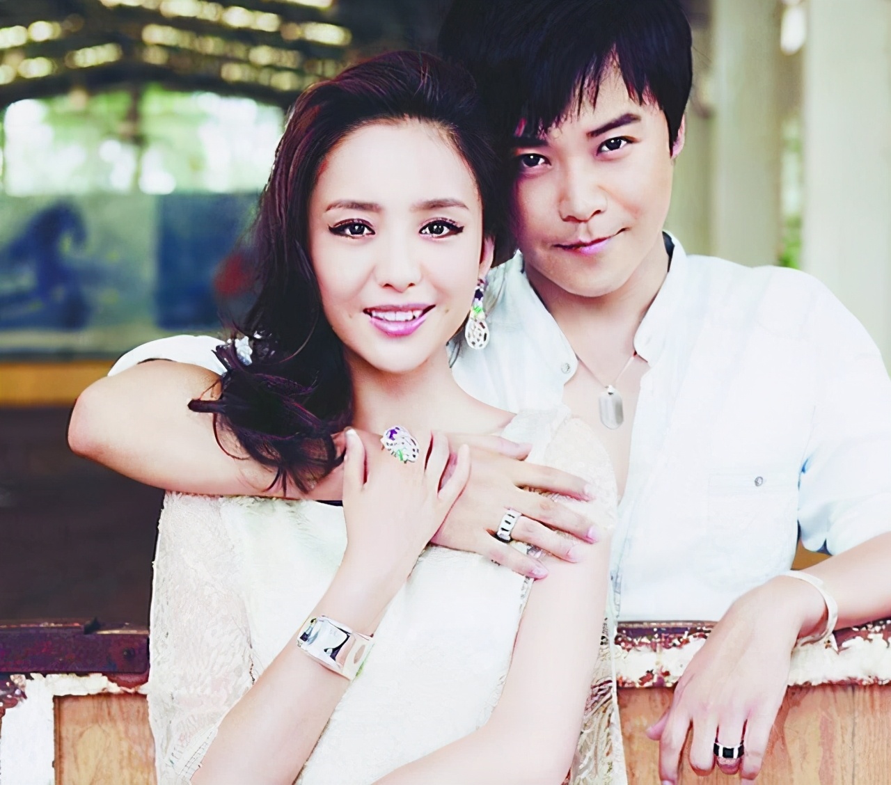 佟丽娅回应牵手神秘男子，澄清却引发惋惜，评论区一反常态