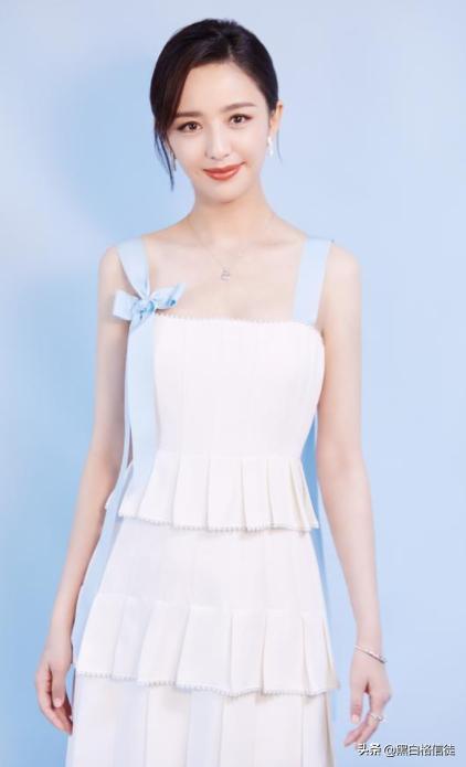 佟丽娅晒身材的方式绝了，一席“银灰色裙”，却是显瘦遮肉利器