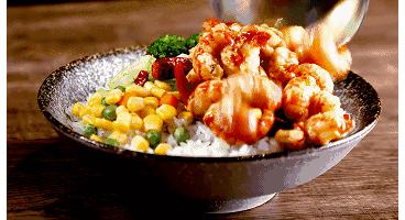 在被摆上餐桌之前，小龙虾也曾让世界人民倍感绝望（菲李漫画）