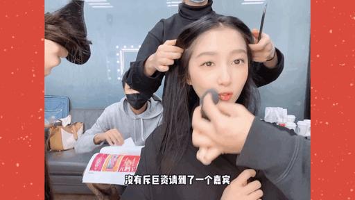 王祖贤状态52岁肤白貌美头发浓密,52岁王祖贤笑颜红唇发量惊人