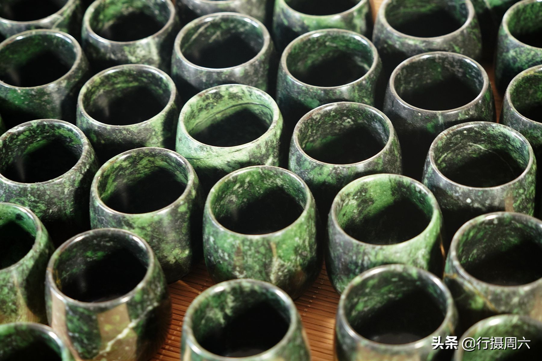 石头做手工能赚钱吗,农村小伙靠捡石头成亿万富豪