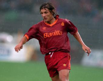 他被誉“风之子”，曾效力两支死敌，与马拉多纳上演“世纪之吻”