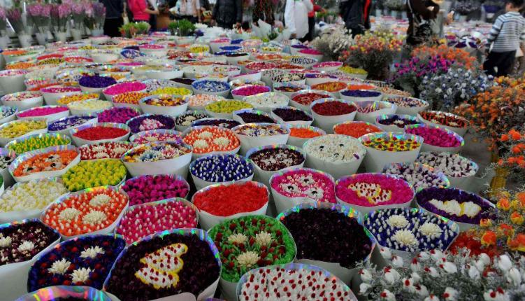 昆明是亚洲最大的鲜花市场,鲜花论斤卖亚洲最大鲜花市场