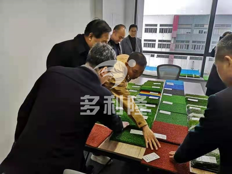 高校长是如何给学校操场选草坪的？