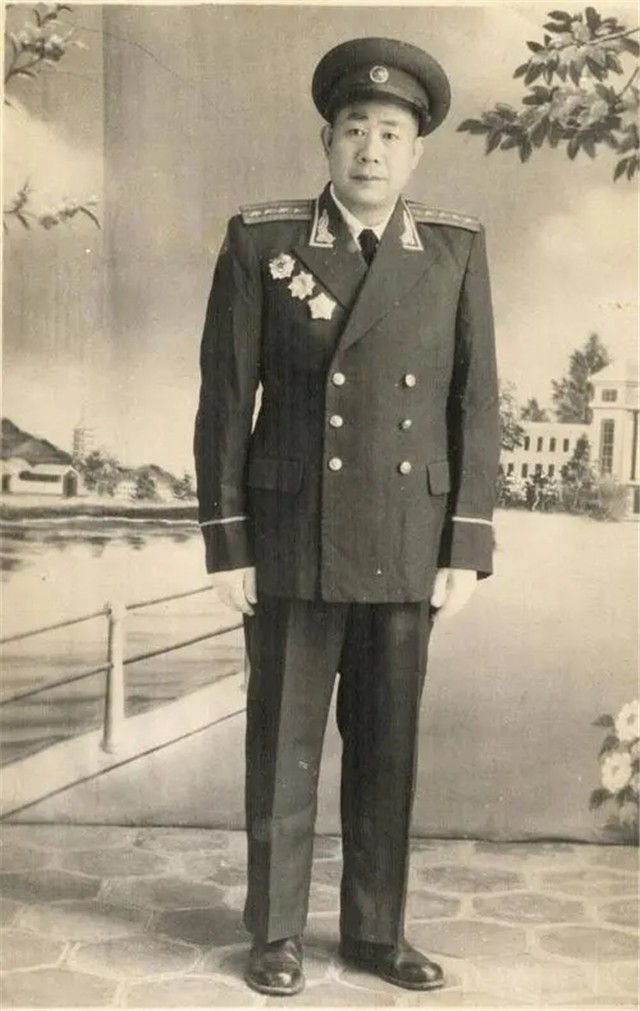 这个王牌军真野，援朝未带*器武**，师副政委率部“抢”驻地*火军**库