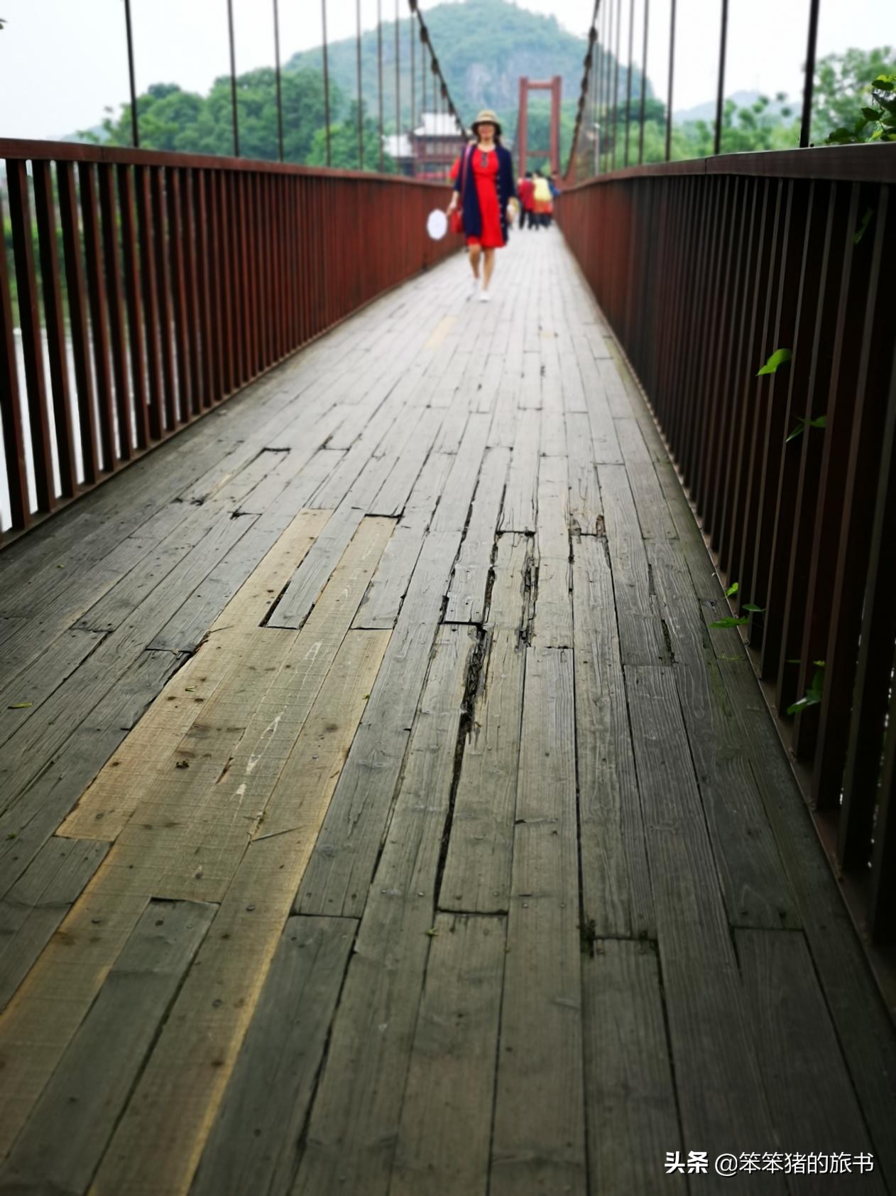 探秘濒临消失的音节文字——女书