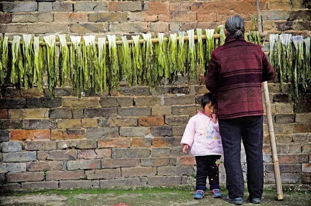 酸菜可以促进肠道蠕动增加食欲,快速吃酸菜方法