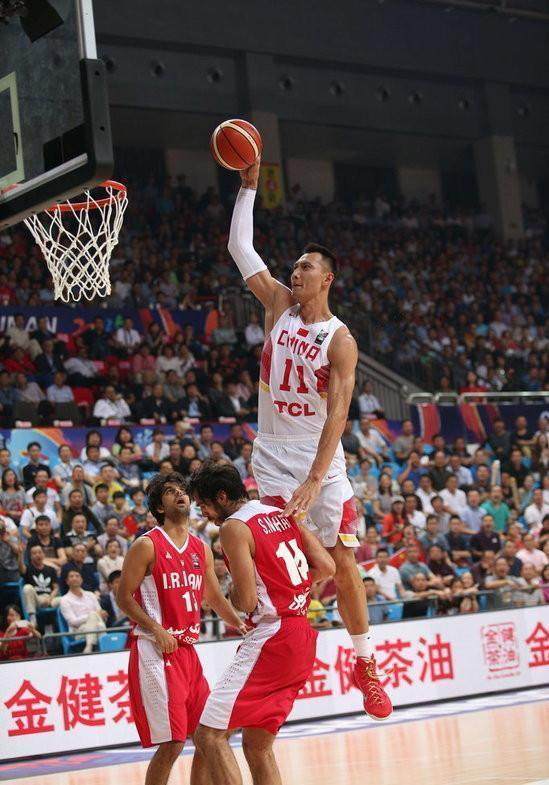 为男足打气！男篮对决伊朗五大瞬间：姚明吊打大帝阿联霸气隔扣