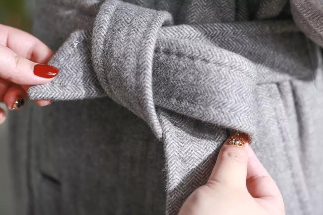 风衣后面的腰带怎么系,带扣风衣腰带后面系法