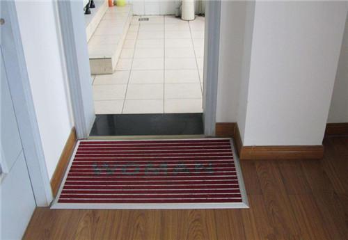 地上铺什么地垫看着舒服,头一次见用铝合金做地垫