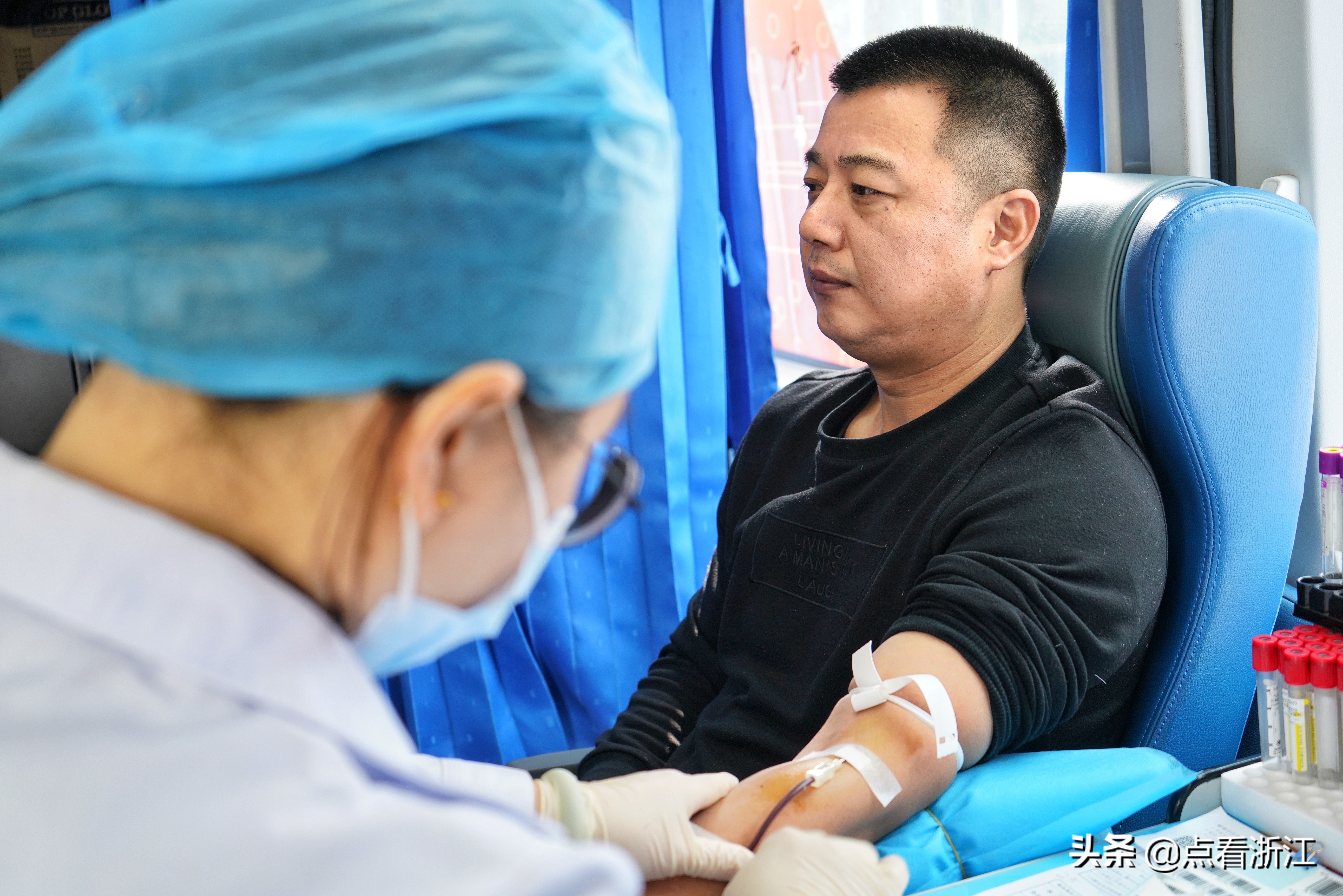 学雷锋日医护人员献血,学雷锋日无偿献血朋友圈