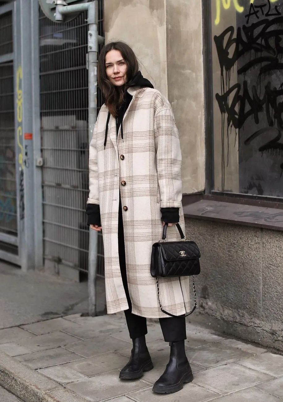 黑白格纹大衣怎么搭配好看,戴帽子黑白格纹大衣怎么搭配好看
