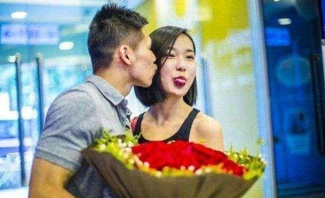 张成龙被富家女倒追,体操冠军张成龙与妻子