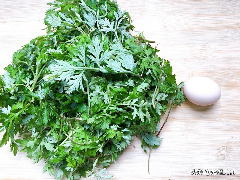 艾草煎鸡蛋汤在家10分钟就可以做,艾草煮鸡蛋汤做法和功效