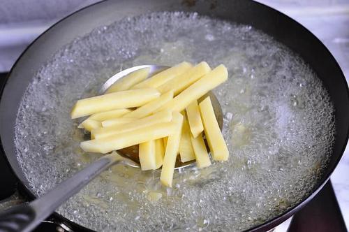 自己在家怎么做薯条空气炸锅版,自己在家怎么做薯条简单做法