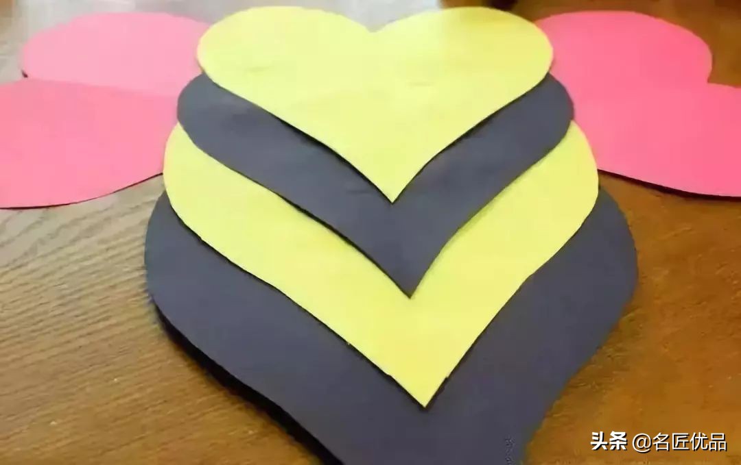 看别人剪新年剪纸很好看,怎么用剪刀来剪新年剪纸