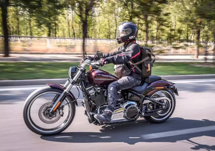 哈雷breakout突破者评测,哈雷突破者骑行体验