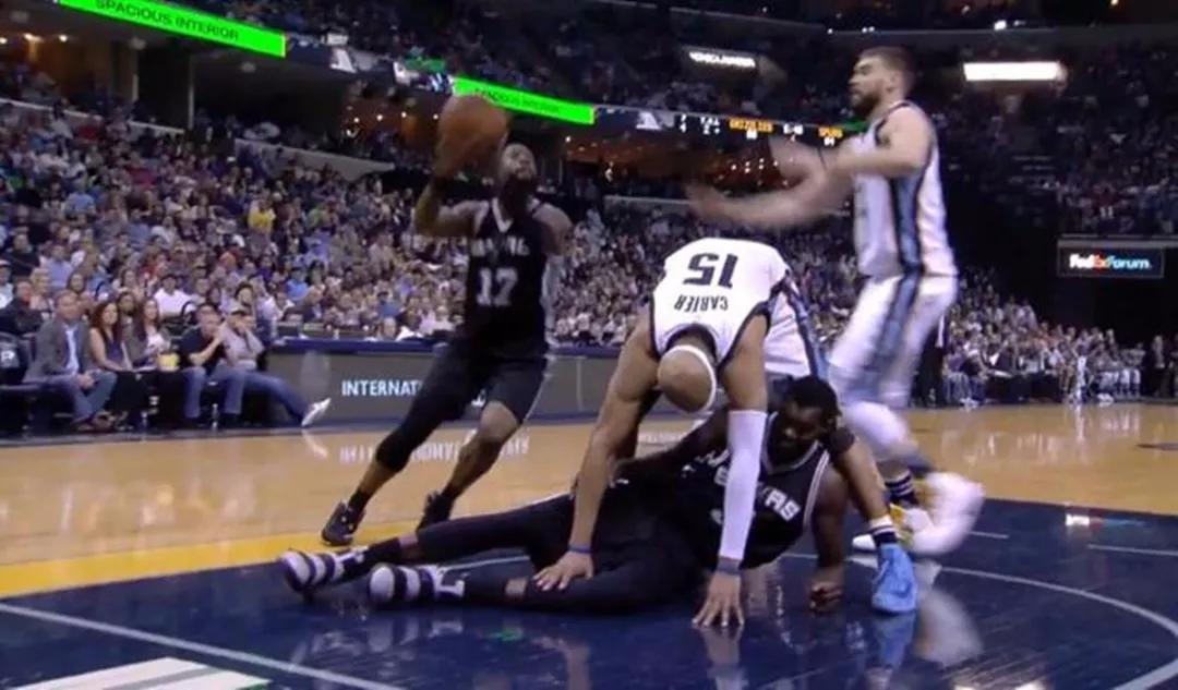 nba2kol文斯卡特98版扣篮动作,文斯卡特大风车扣篮背后角度