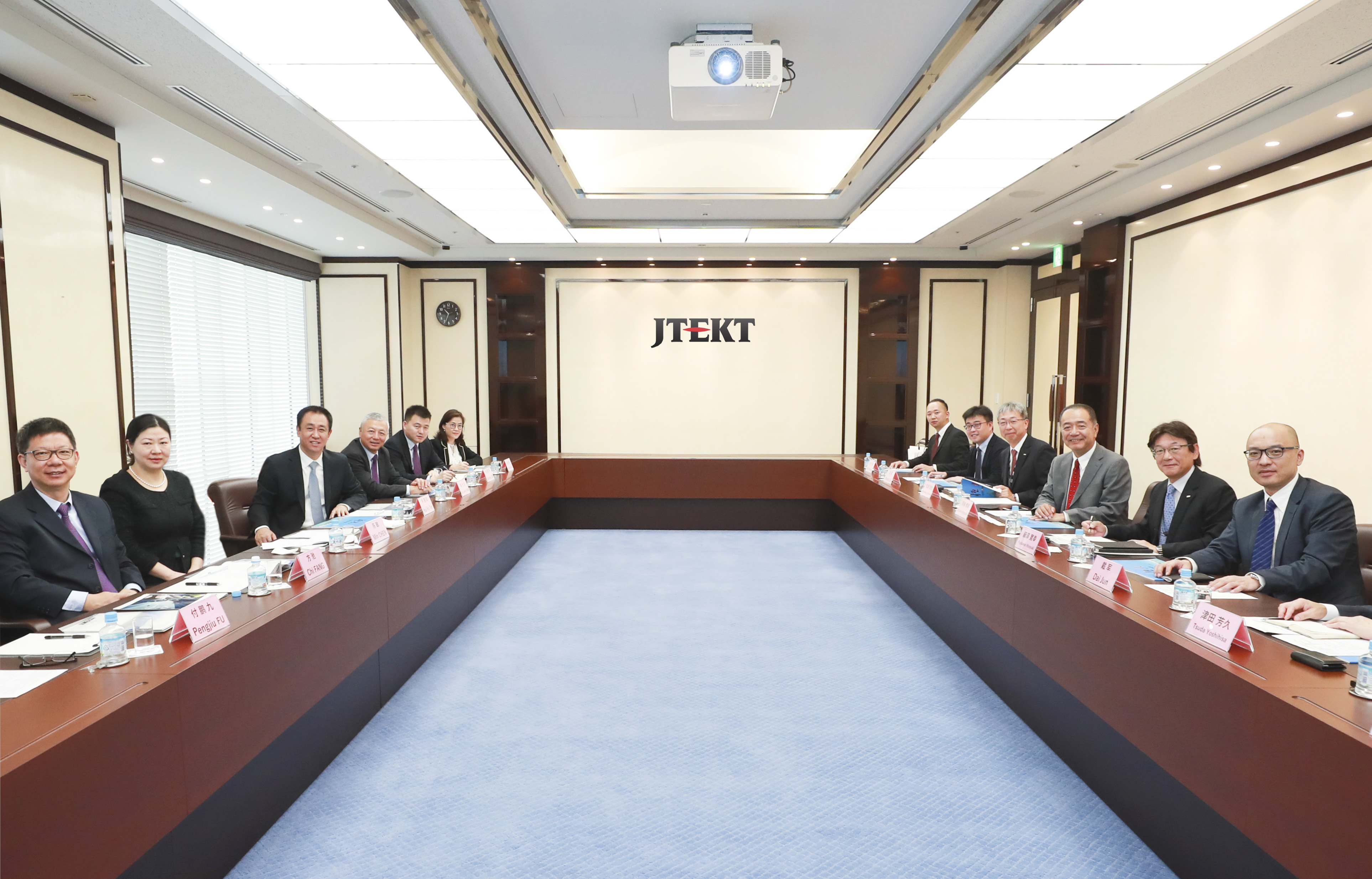 许家印为什么要造汽车,许家印考察世界顶级汽车