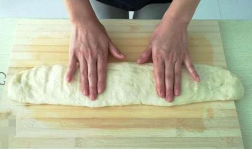 自制油炸油条最好吃的方法,一碗面一个鸡蛋教你在家炸油条