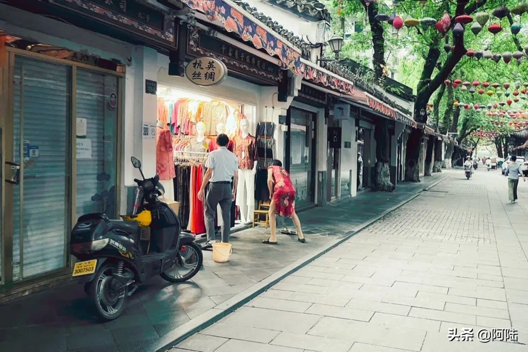 杭州老街丝绸步行街,杭州卖丝绸一条街在什么地方