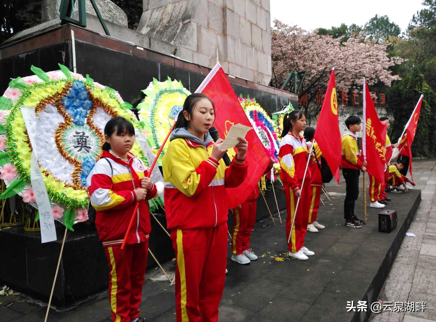 清明节扫墓纪念革命先烈学校,学校清明节缅怀先烈讲红色故事