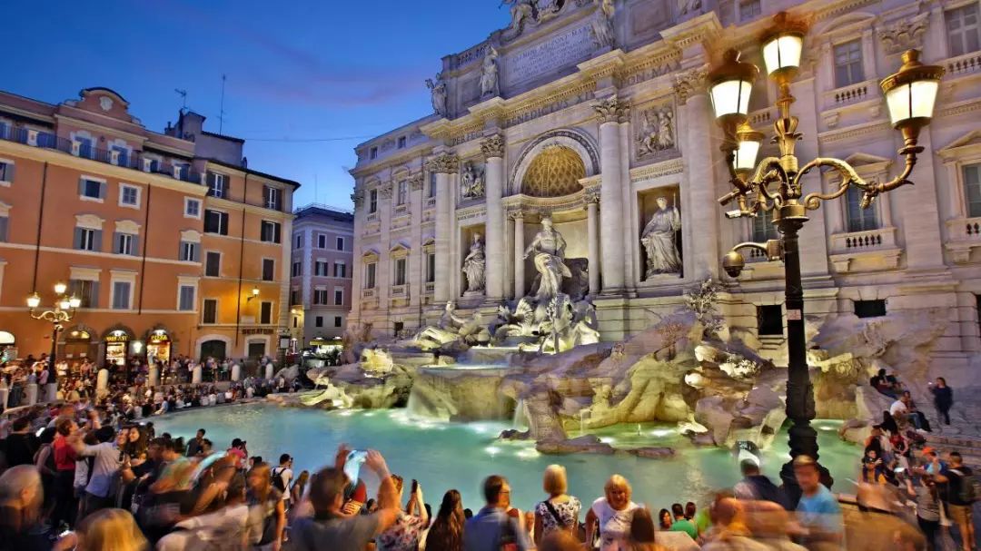 罗马男子出征在许愿池投三枚硬币,罗马许愿池投下3枚硬币是什么