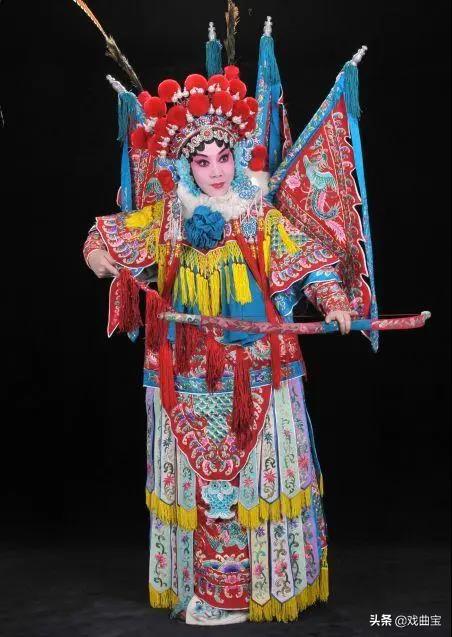 不愧为国粹，京剧服饰可真是太讲究了