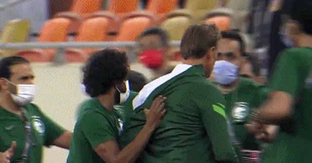 艾克森砸守门员,艾克森撞倒沙特门将