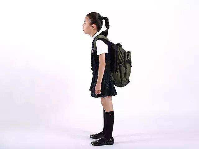 家长帮孩子提书包被骂,家长帮孩子背书包的建议