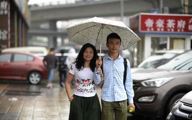 23岁小伙不理反对娶46岁大妈,重庆小伙迎娶46岁大姐