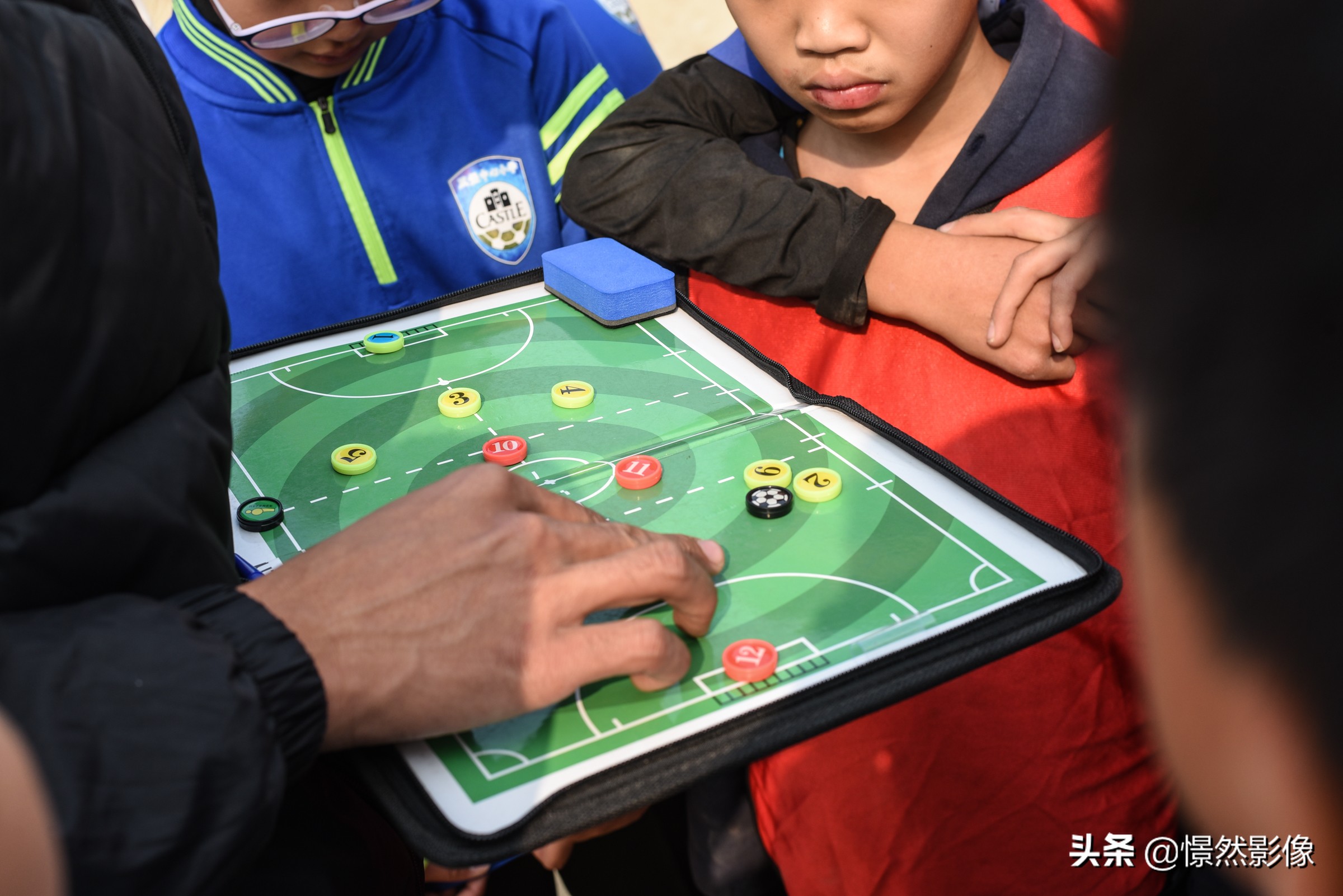 河北乡村隐匿着一支小学足球队晚上老师用车灯照亮操场训练