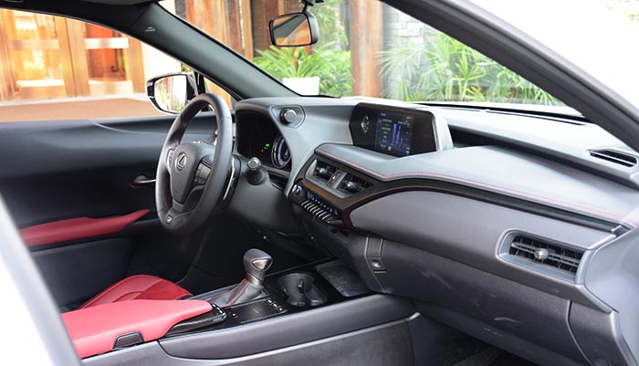 2.0L混动四驱，试驾雷克萨斯UX后，告诉你什么是雷式豪华生活方式