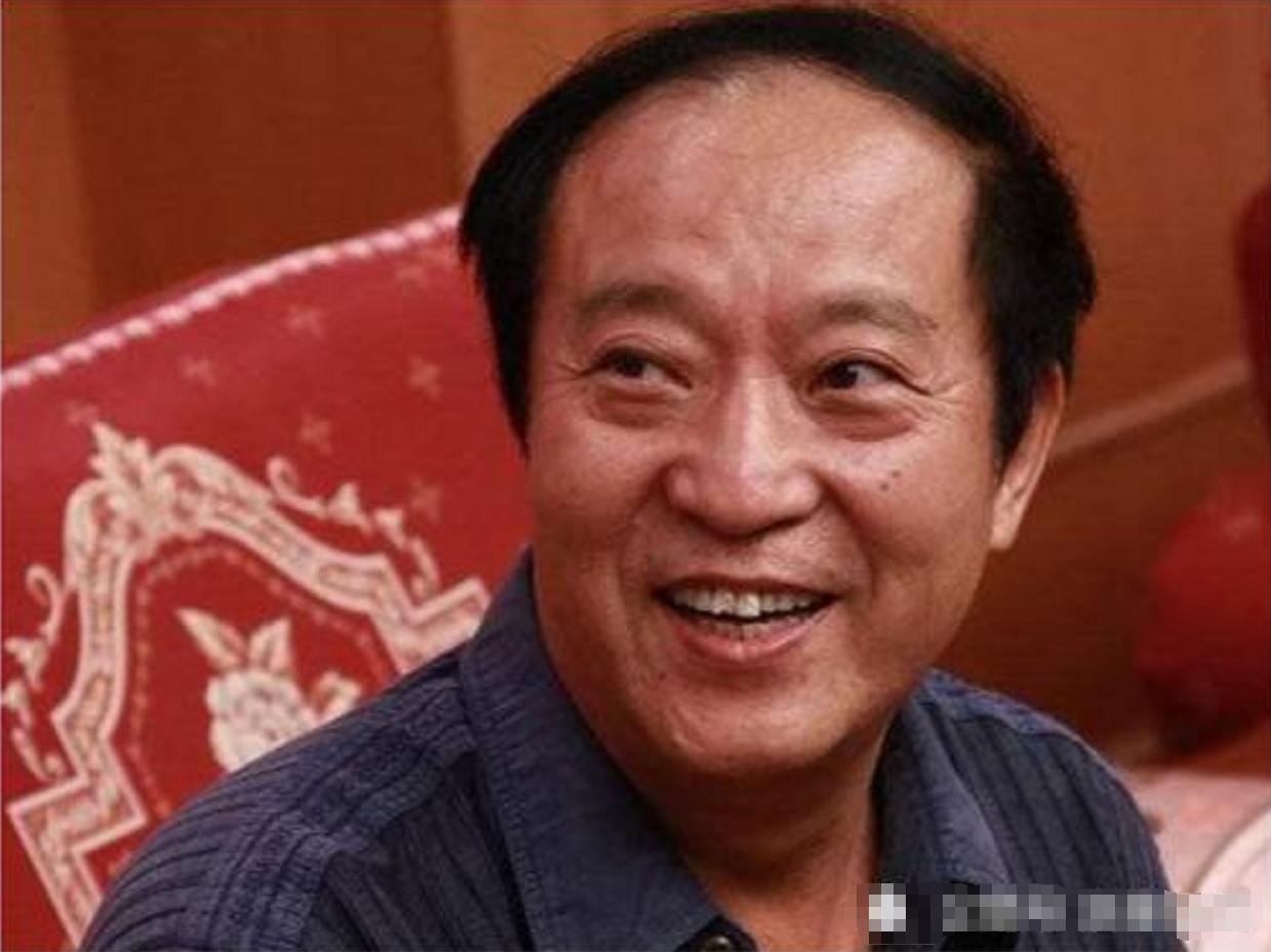 冯巩搭档牛群：被质疑贪污，64岁节目中晕倒，这些年他有多惨？