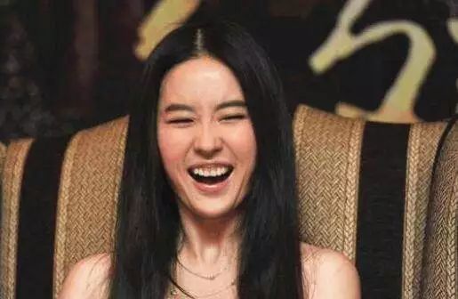 肖战与孟美岐不和？还是表情管理没到位！