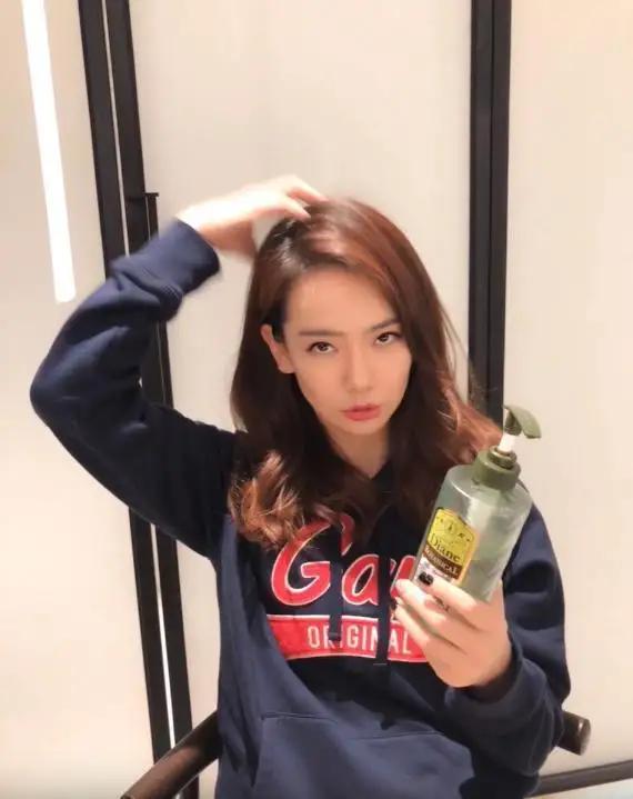 戚薇谈袁咏仪洗发水,戚薇日常用的洗发水
