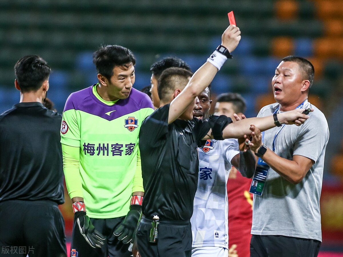 场上形势对己方有利，为什么控制不住情绪，居然向裁判爆粗口动手