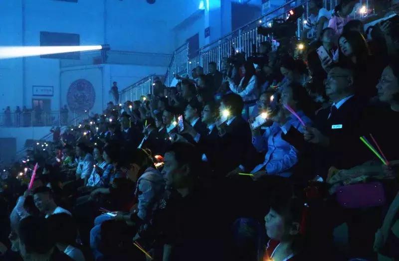 陈瑞庄心妍还有谁,庄心妍沈阳演唱会穿的红色西装