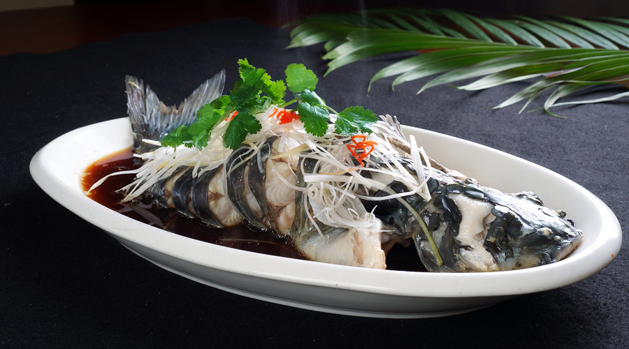 怎样做鱼好吃清蒸鲈鱼家常做法,清蒸鲈鱼最好吃的做法就这三步