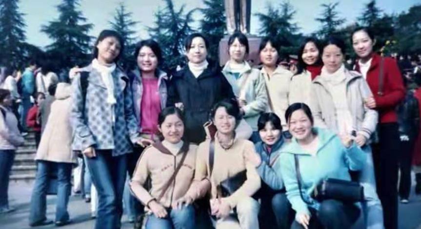 34岁湖南女子，为替丈夫还债辞去教师工作，独闯上海4年赚80万