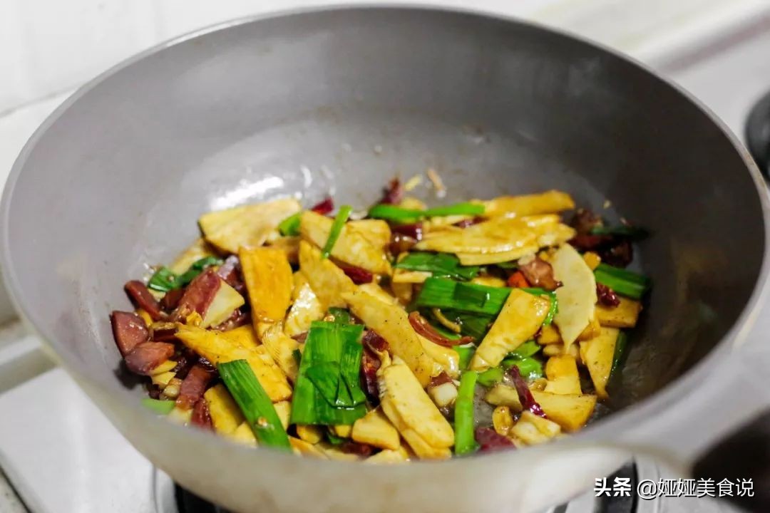 晚餐简单家常菜冬笋炒腊肉开胃菜,这才是竹笋炒腊肉真正的做法