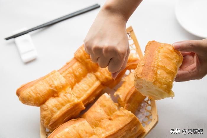 不用泡打粉能做出空心酥脆油条吗,油条怎么做酥脆松软无泡打粉苏打