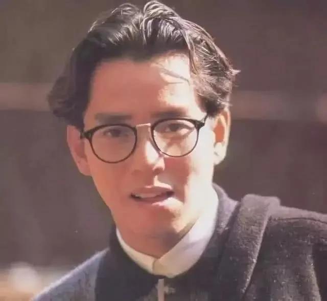 歌手开嗓的奇葩方式：徐小凤喝辣椒油、谭咏麟喝冰水、王爱华喝酒