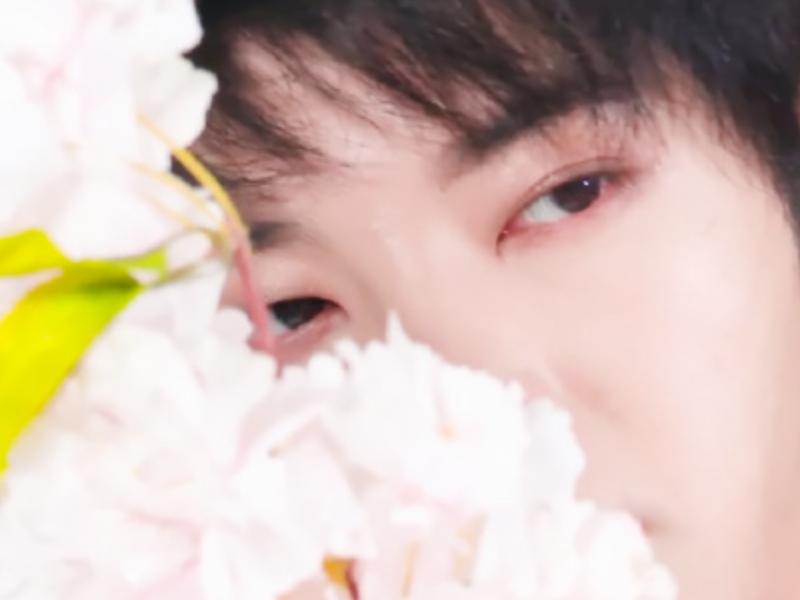 有种“整容”叫华晨宇拿花，本以为会影响颜值，却帅出新高度！