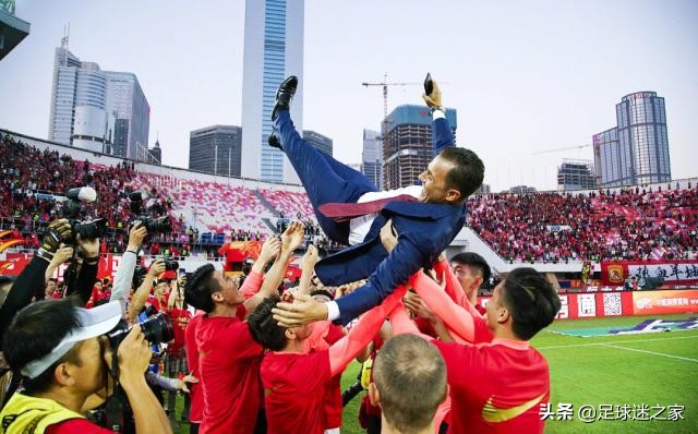 广州塔庆祝广州恒大八冠王,广州恒大8连冠图片