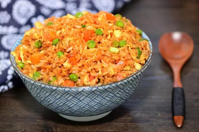 蛋炒饭最简单也最困难，这些窍门能让你的炒饭好吃到不行